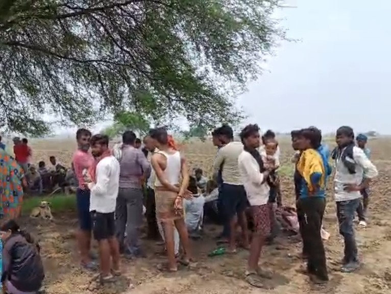 युवक के मौत की सूचना पर लोगों की भीड़ लग गई। - Dainik Bhaskar