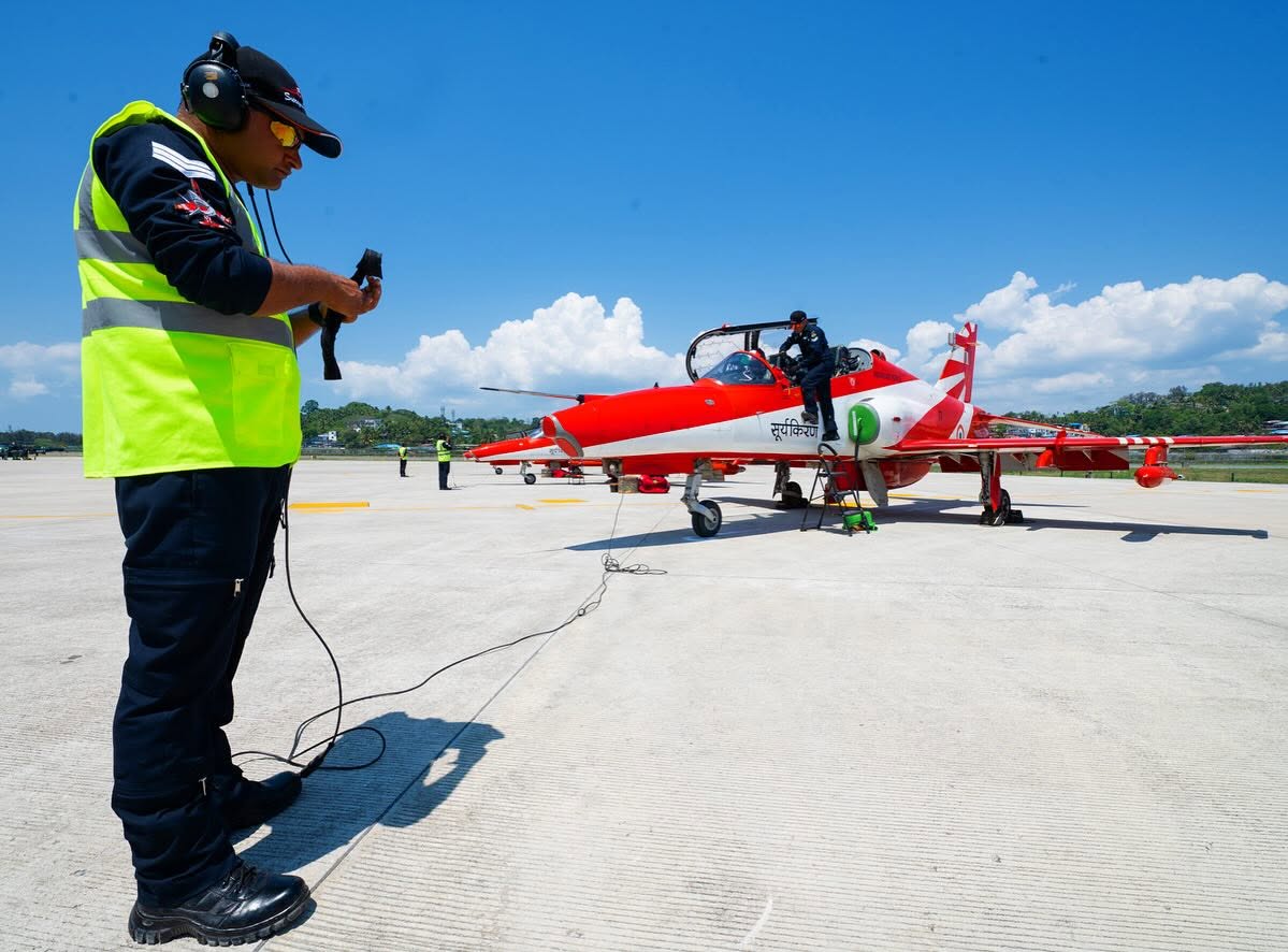 हॉक एमके 132 (Hawk MK 132) जेट को पायलट को ट्रेनिंग देने में भी इस्तेमाल किया जाता है।