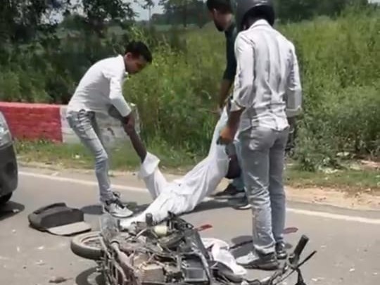 Moped rider dies after being hit by a high-speed car | मोदीनगर में सड़क ...