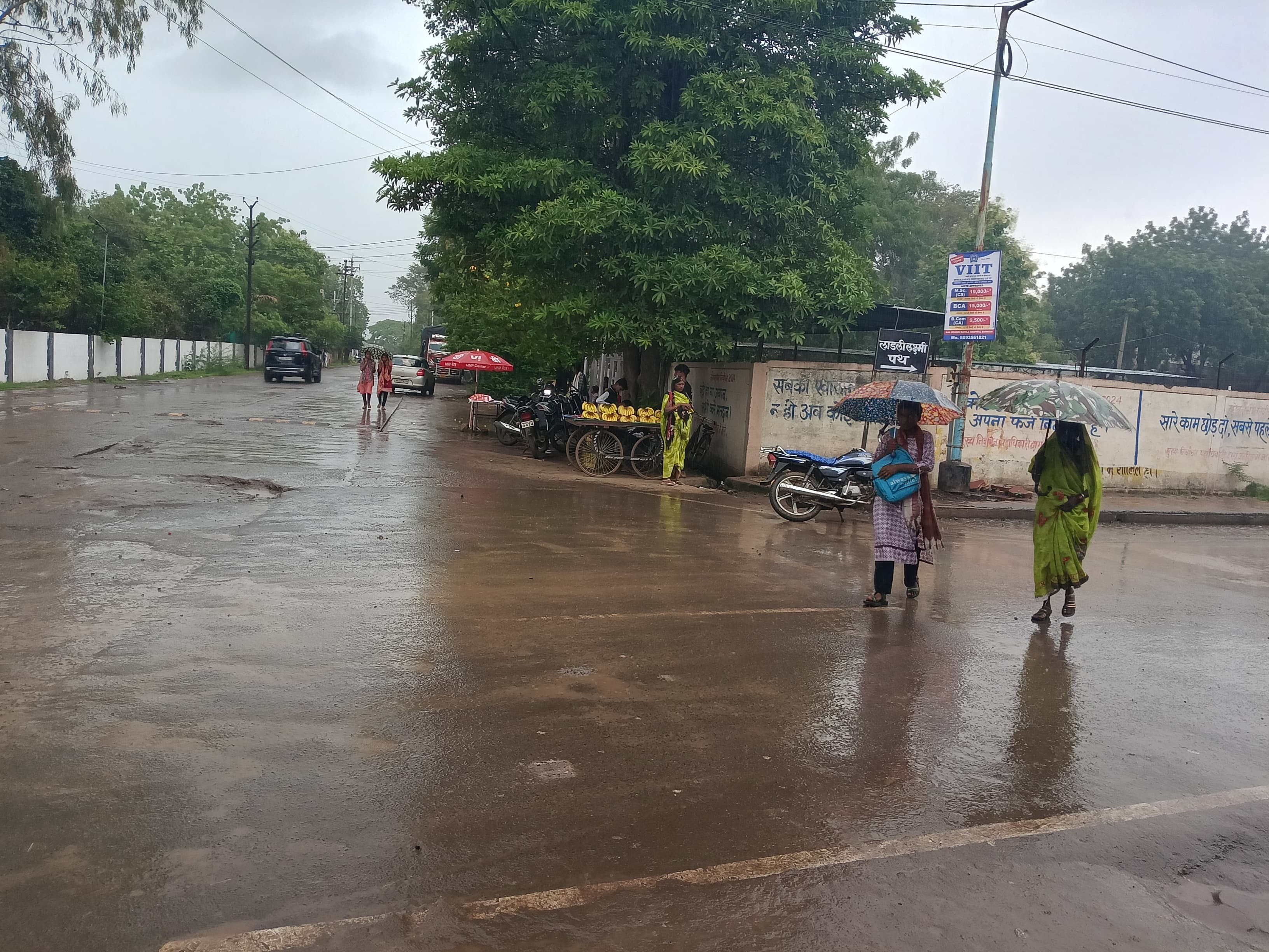 सड़क पर गड्ढों से लोगों को आवागमन में परेशानी का सामना करना पड़ रहा है।