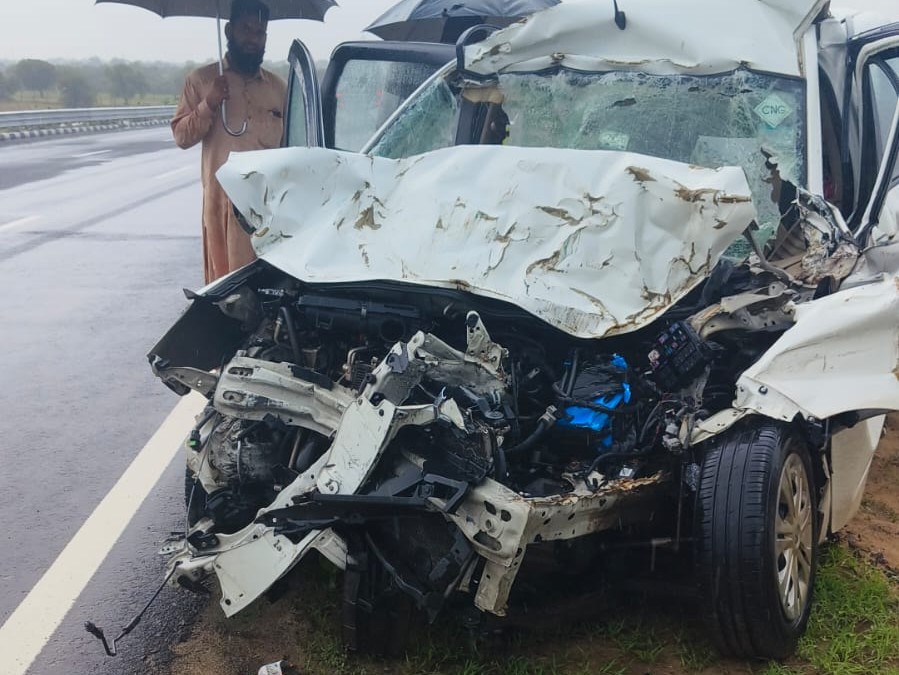 Car collided with truck on expressway, three people including mother and  daughter died | भारतमाला-एक्सप्रेसवे पर ट्रक में घुसी कार,मां-बेटी समेत 3  की मौत: पिता-बेटा और 2 बेटियां ...