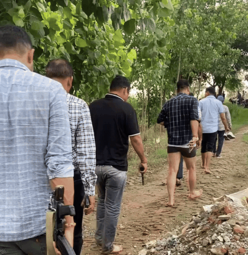 खेतों में पानी है, ऐसे में पुलिस कर्मचारियों को पेंट और जूते उतारने पड़े।