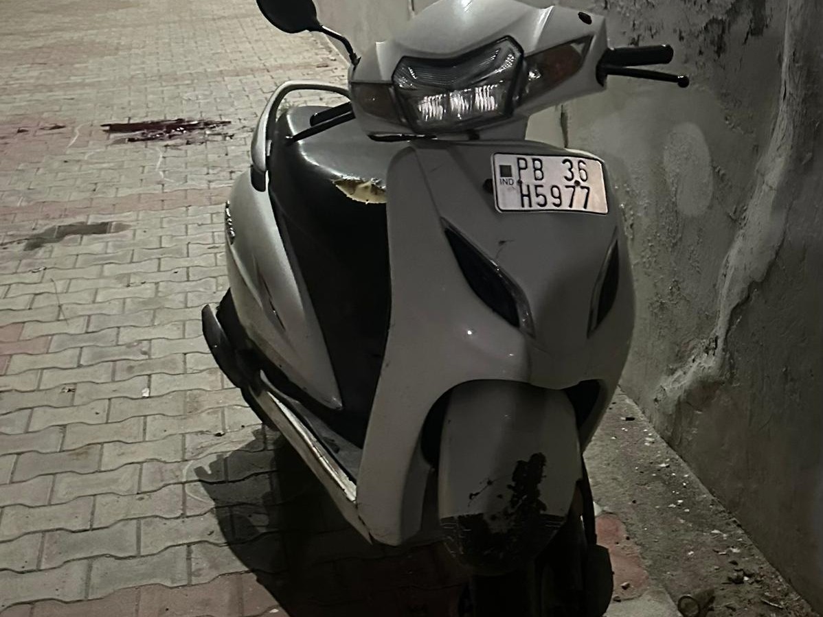 मृतक की एक्टिवा, इस पर ही उसे गोलियां मारी गई थी।