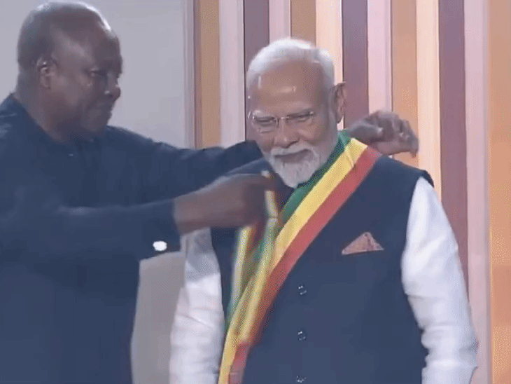 घाना के राष्ट्रपति PM मोदी को सर्वोच्च सम्मान से सम्मानित करते हुए।