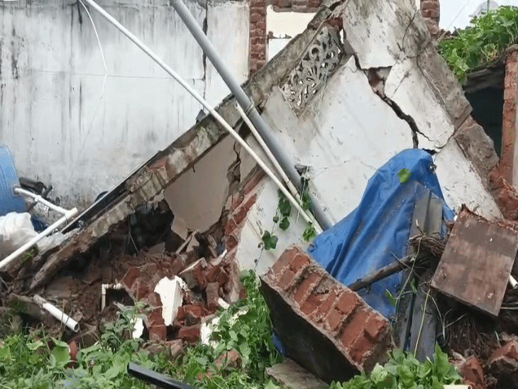 कोरबा में लगातार बारिश से एक घर का बरामदा और बाथरूम ढह गया।