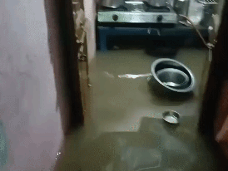 बनासकांठा में कई इलाकों में पानी भरा है। कई घरों में तीन से चार फीट तक पानी भरा है। लोगों को सुरक्षित स्थान पर पहुंचाया गया है।