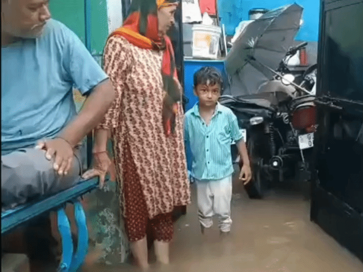 भारी बारिश से बनासकांठा और पालनपुर के निचले इलाकों की बस्तियों में पानी भर गया। यहां बुधवार शाम से गुरुवार सुबह तक 8 इंच से ज्यादा बारिश हुई।