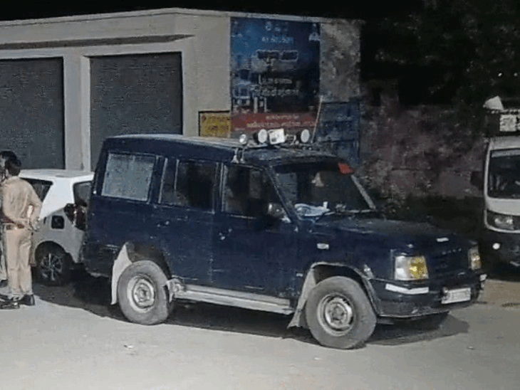 महिला की सास बहू को गंभीर हालत में लेकर कासगंज जिला अस्पताल से अलीगढ़ लेकर पहुंची। जहां बहू की मौत हो गई।