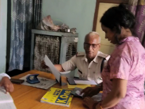 Shyamya, daughter of Shyamlal Kaushal, had complained to the police.