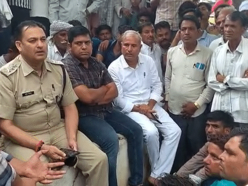 गुरुवार को पुलिस ग्रामीणों को समझाने का प्रयास कर रही थी। इस दौरान बात नहीं बनी और ग्रामीणों ने हमला बोल दिया।