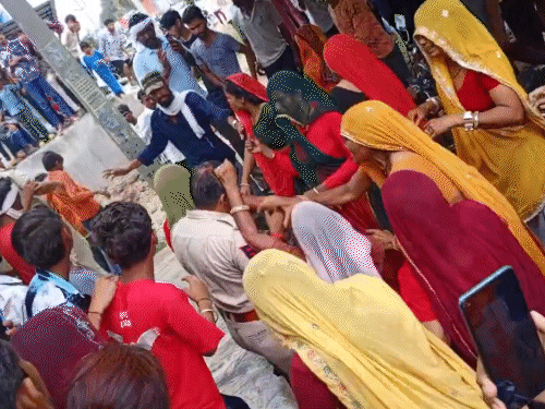 टोंक के देवली इलाके में शव रखकर प्रदर्शन कर रहे लोगों को समझाने गए कॉन्स्टेबल पर महिलाएं टूट पड़ीं। उसकी वर्दी-बाल खींच-खींचकर पीटा।