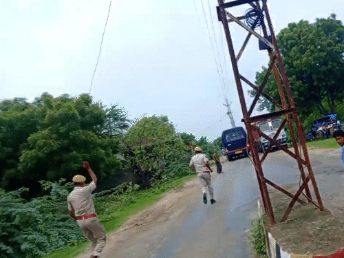 टोंक के देवली स्थित राजमहल गांव (वनपाल नाका के पास) में प्रदर्शन कर रहे लोगों ने पुलिस वालों को दौड़ा-दौड़ाकर पीटा। कई पुलिसकर्मियों ने भागकर जान बचाई।
