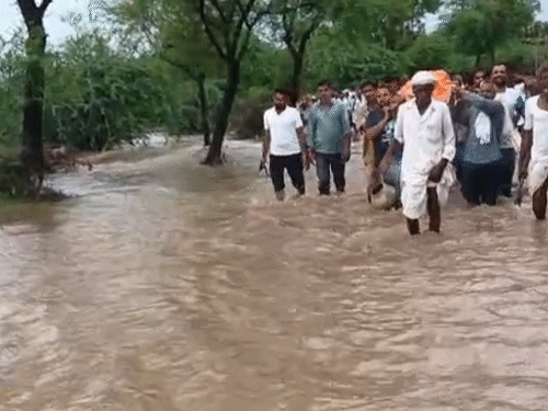 टोंक में श्मशान जाने वाले रास्ते पर पानी भर गया। बुधवार को लोग करीब एक फीट पानी के बीच से अर्थी लेकर निकले।
