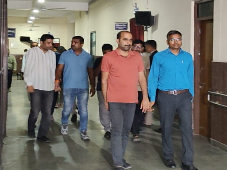 लाल टीशर्ट और सफेद शर्ट में आरोपी। सीबीआई की टीम सभी को रायपुर में कोर्ट से ले जाते हुए।