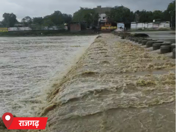 राजगढ़ के खिलचीपुर में तेज बारिश के चलते गाडगंगा नदी पुल के ऊपर से बह रही है।