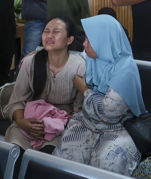 गुरुवार को जहाज के डूबने से 4 लोगों की मौत हो गई। अपनों को खोने के बाद बिलखते परिजन।