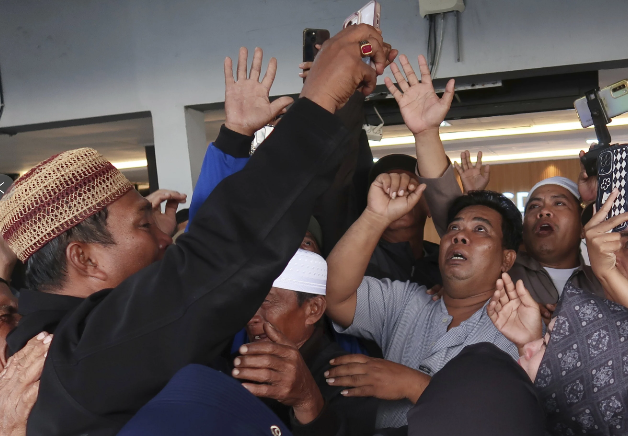 बाली में डूबे जहाज से जीवित बचे लोगों के साथ वीडियो कॉल पर बात करते रिश्तेदार।