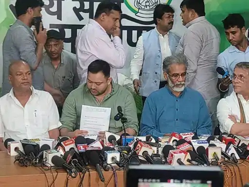 On June 27, the Grand Alliance leaders held a press conference in Patna. It was attended by leaders of RJD, Congress and other parties.