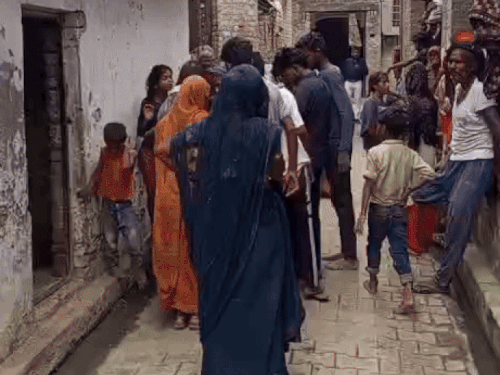 महिला की मौत की खबर सुनते ही घर के बाहर लोगों की भीड़ लग गई।