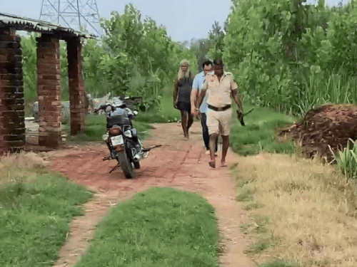 पुलिस कर्मचारी जूते खोलकर खेतों मे उतरे।