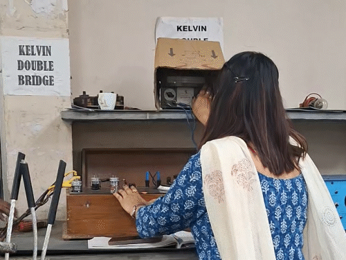 जयपुर में स्थित सेंट्रल टेस्टिंग लैब में केबल की जांच की जाती है।