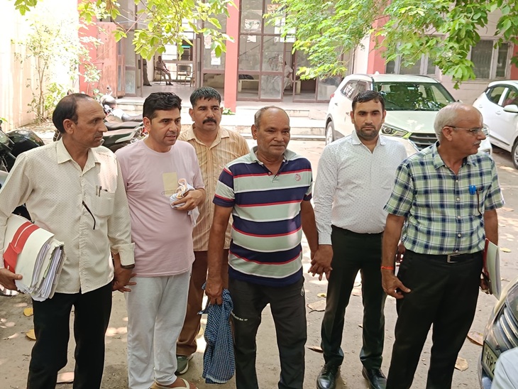 ACB ने रजिस्ट्री क्लर्क व नंबरदार को पकड़ा: दादरी टीम ने भिवानी में मारा छापा, तीन साल से था फरार, 200 करोड़ की जमीन का मामला - Bhiwani News 1 ACB द्वारा गिरफ्तार किए गए दोनों आरोपी