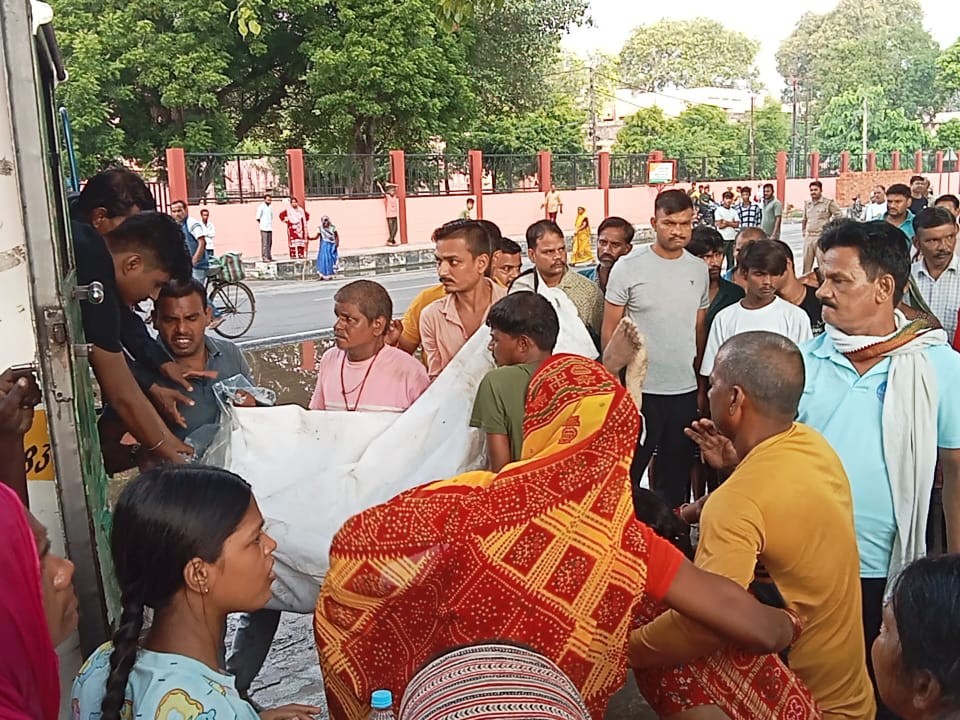 लोगों ने कहा कि सिंचाई विभाग की लापरवाही से जतिन की जान गई।