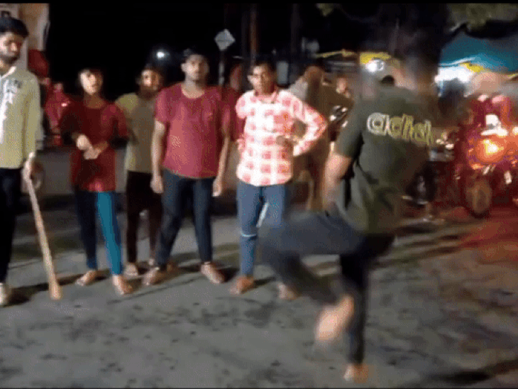 तलबार से कलाबाजी दिखता युवक