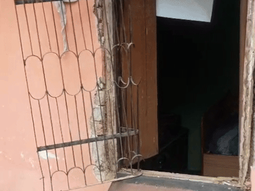 चोरों द्वारा तोड़ी गई मकान की खिड़की।