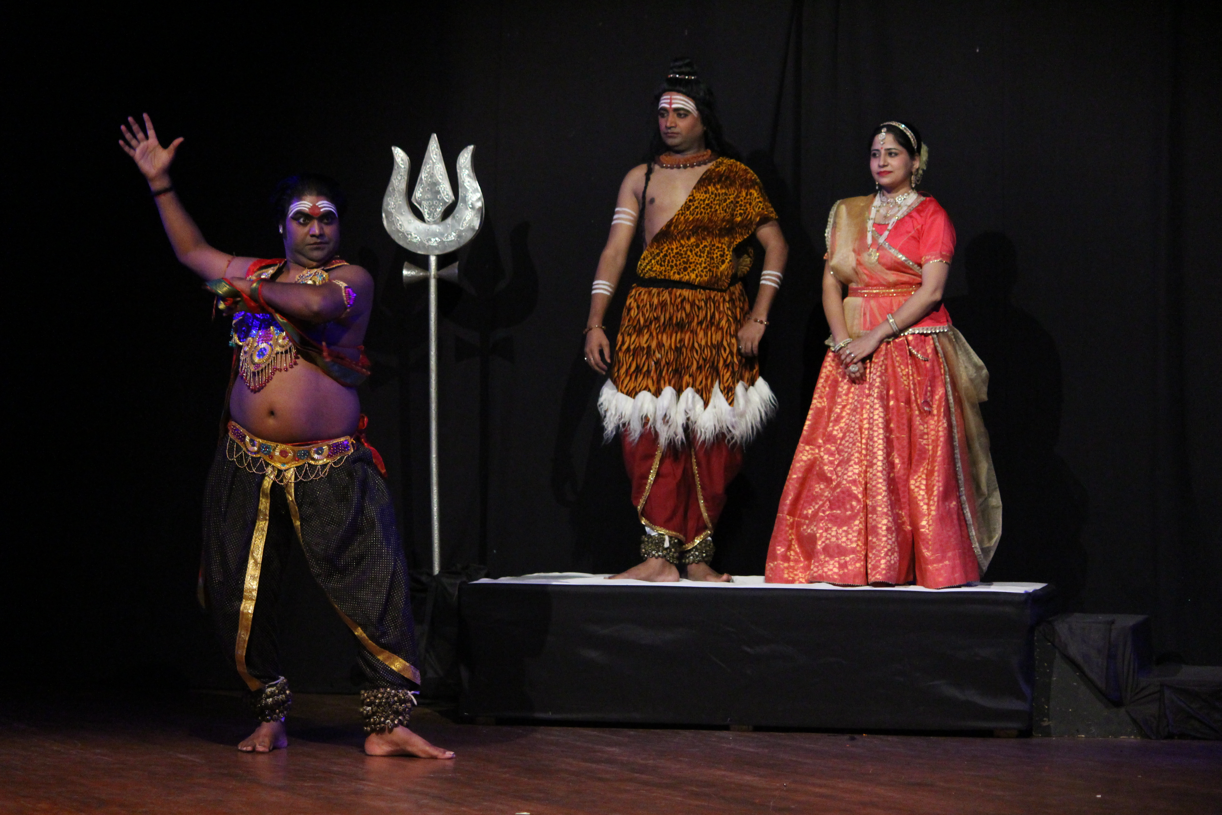दिनेश परिहार ने कथक संरचना 'भस्मासुर मोहिनी' व पारंपरिक शुद्ध कथक पेश कर दर्शकों का मन मोहा।