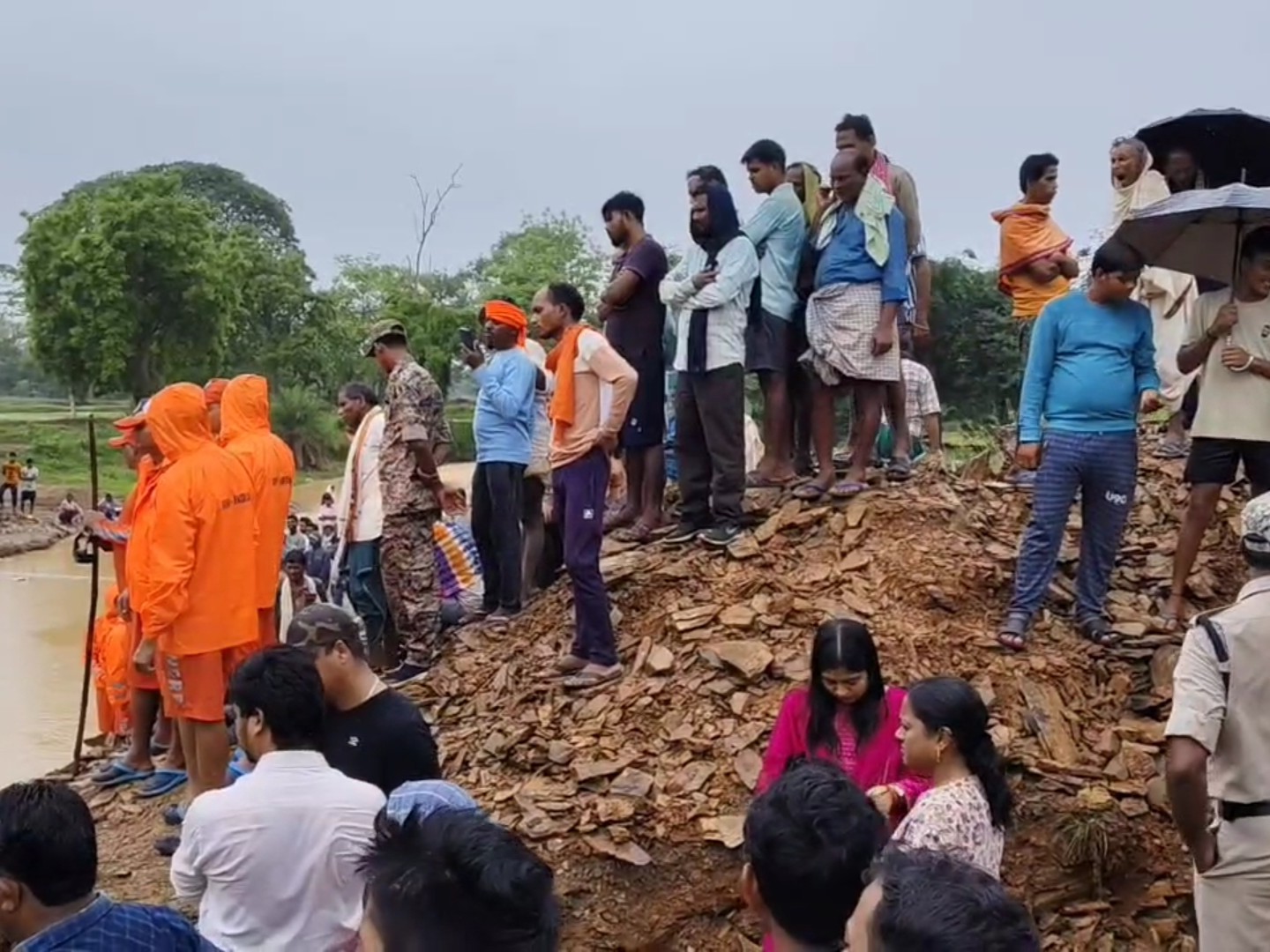 घटना स्थल पर परिवार वाले भी पहुंच गए है।