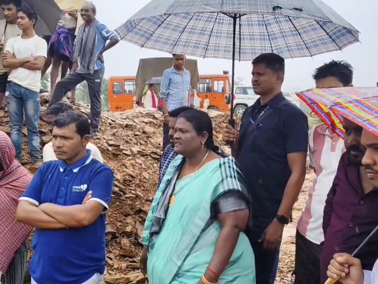 विधायक चातुरी नंद हालात का जायजा लेने पहुंची।