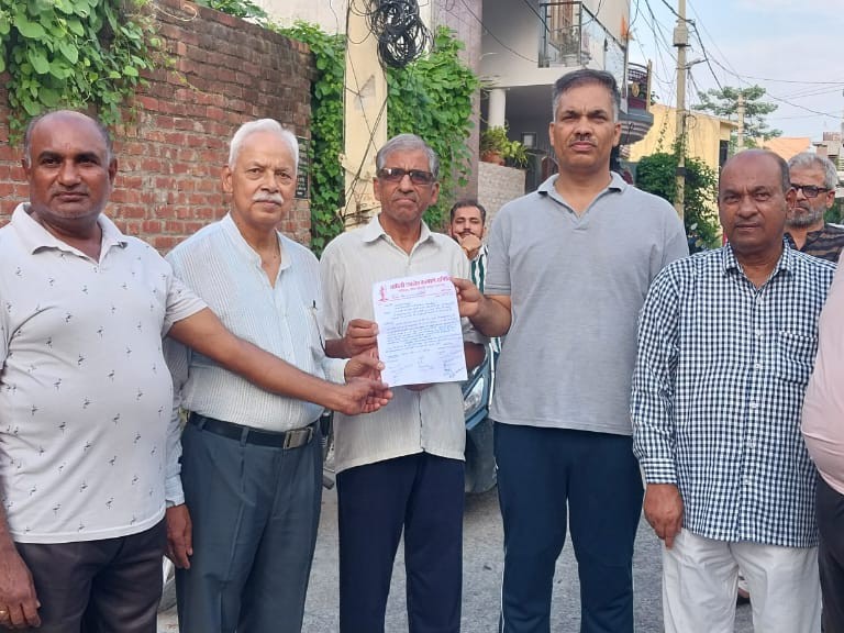 मोहल्ले वालों ने रिटायर्ड इंजीनियर के खिलाफ तहरीर दी है।