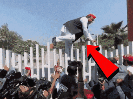 अक्टूबर 2023 में जेपी नारायण की प्रतिमा पर माल्यापर्ण करने के लिए पूर्व सीएम अखिलेश यादव JPNIC पहुंचे थे। प्रशासन ने गेट बंद करवाया तो वह फांद गए।