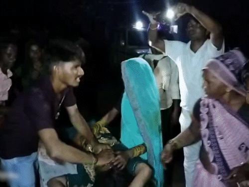 हादसे के बाद चीख-पुकार मच गई। एक युवक महिला का शव पकड़कर रोने लगा।