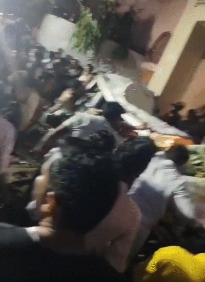 हादसे के बाद पुलिस और आसपास के लोग घायलों को गाड़ी से बाहर निकालने में जुट गए।