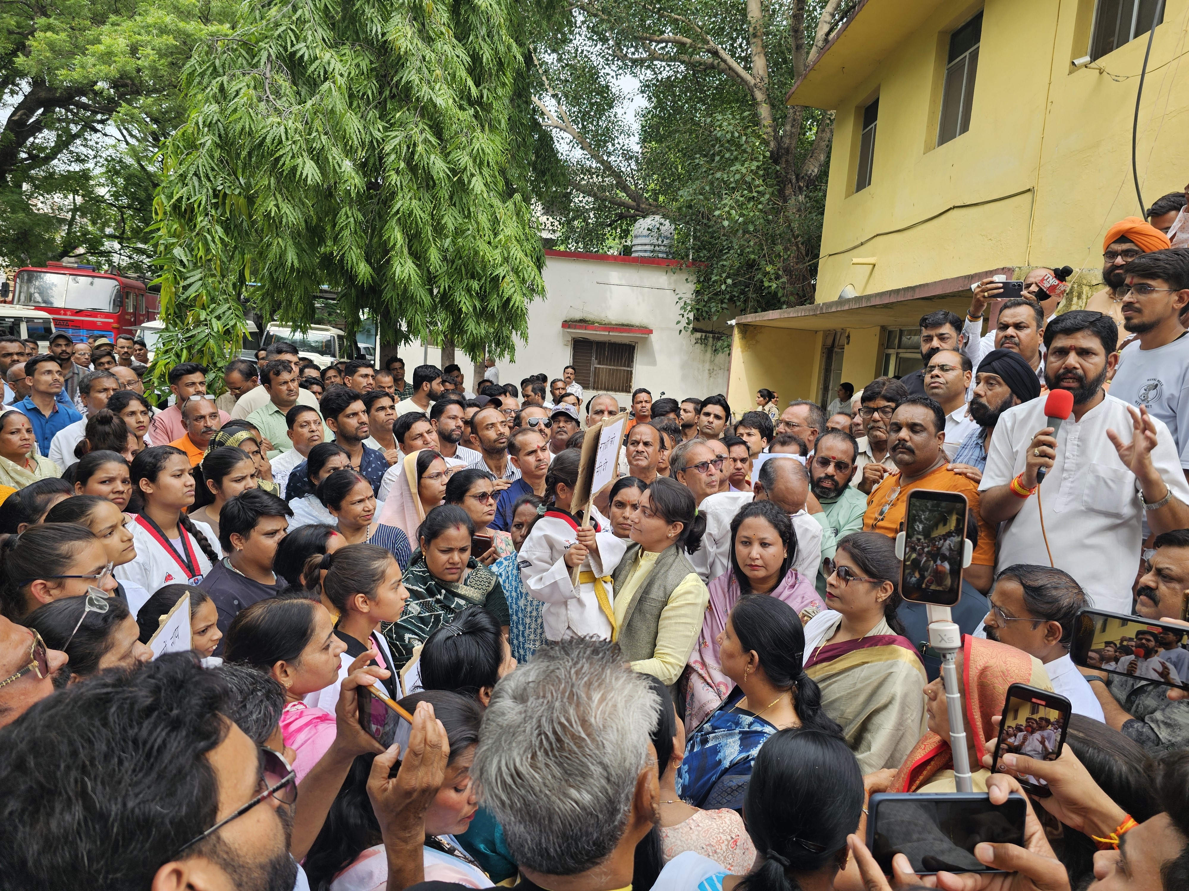 प्रदर्शनकारियों ने सीएम के नाम ज्ञापन दिया।