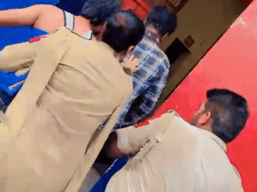 लोगों ने दो संदिग्धों को पकड़ कर किया पुलिस हवाले।