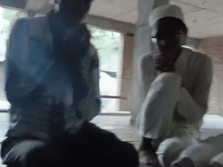 महू चोपड़ा के मदरसे में आरोपी को निकाह पढ़ाता मौलवी। - Dainik Bhaskar