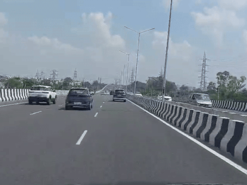 हाईवे पर दौड़ते वाहन - Dainik Bhaskar