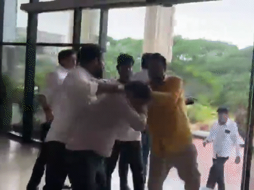 ओडिशा के पूर्व मुख्यमंत्री नवीन पटनायक ने सोशल मीडिया पर अधिकारी से मारपीट का वीडियो शेयर किया था। - Dainik Bhaskar