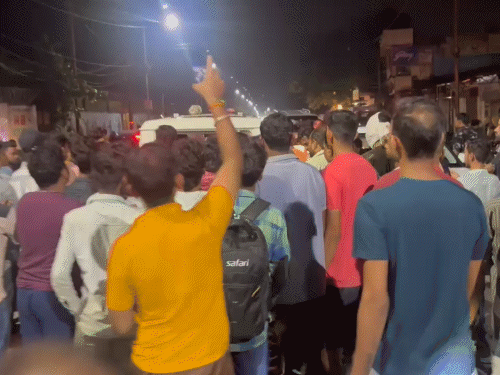 घटना के बाद गुस्साई भीड़ आरोपी को मारने के लिए हंगामा कर रही थी।