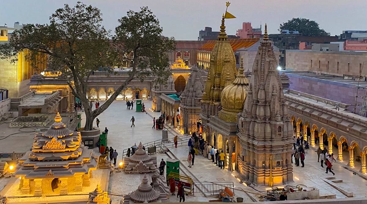 देर शाम में रोशनी से जगमग मंदिर। सावन में दर्शन का समय भी एक घंटा बढ़ाया गया है।