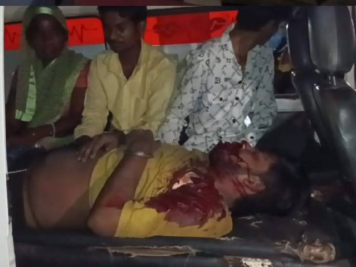 स्टेचर पर दीपक लाहौरी। साथ में उसके साथी।