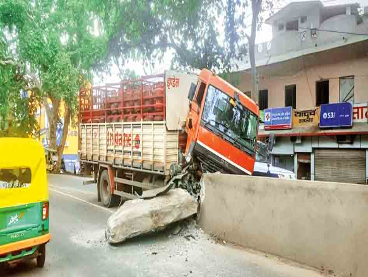 While saving a cow, a truck loaded with cylinders collided with a divider