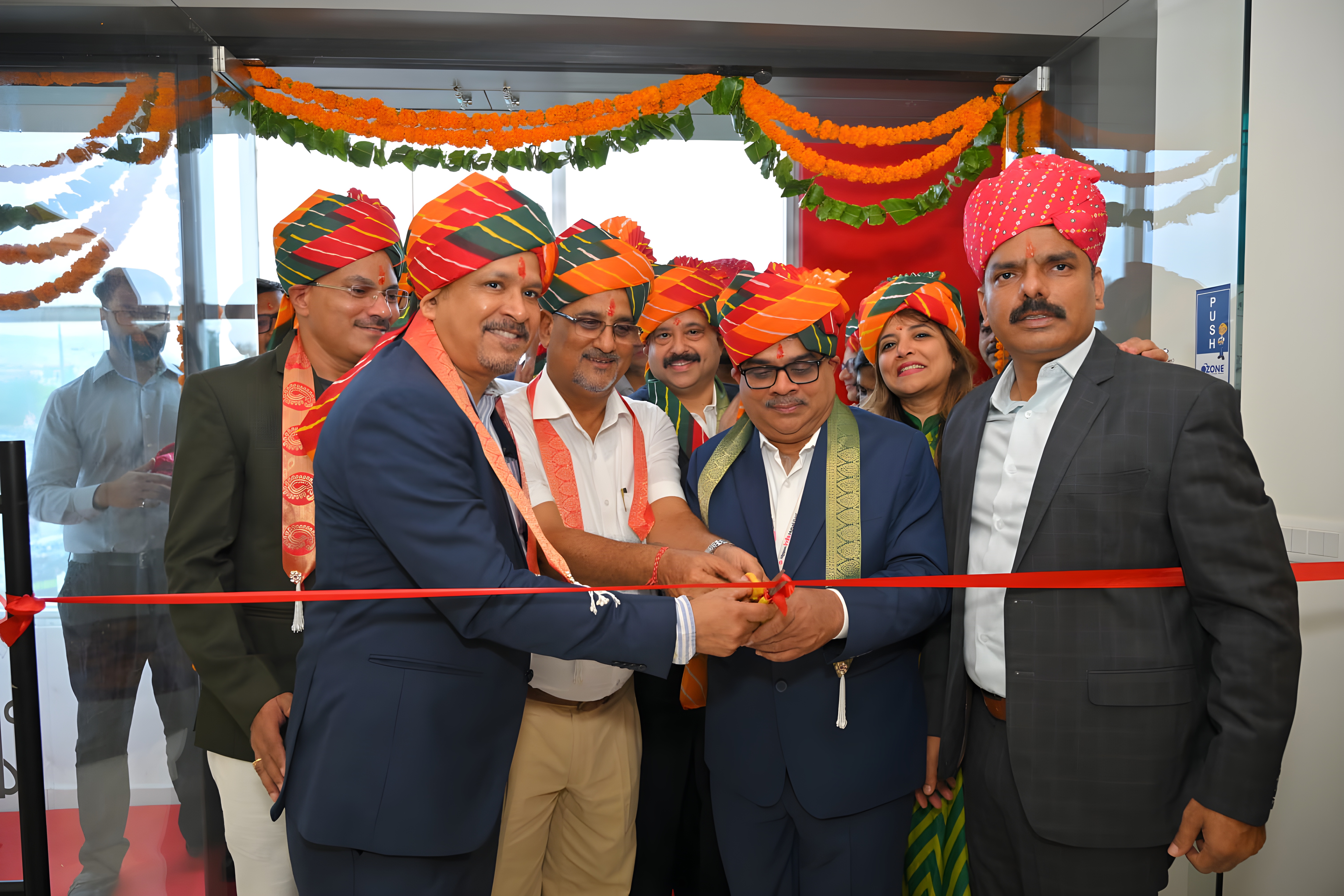 जयपुर में रीजनल ऑफिस का उद्घाटन करते कंपनी के प्रतिनिधि।