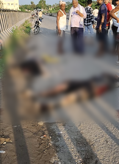 2 लोगों को तलवार से काटा गया है।