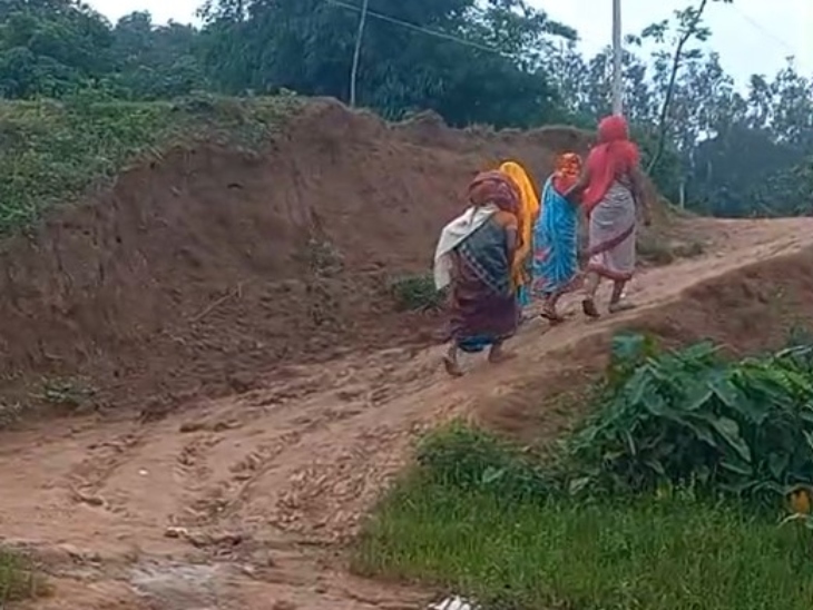 नदी पार करने के बाद कई किलोमीटर तक महिलाएं पैदल चली।