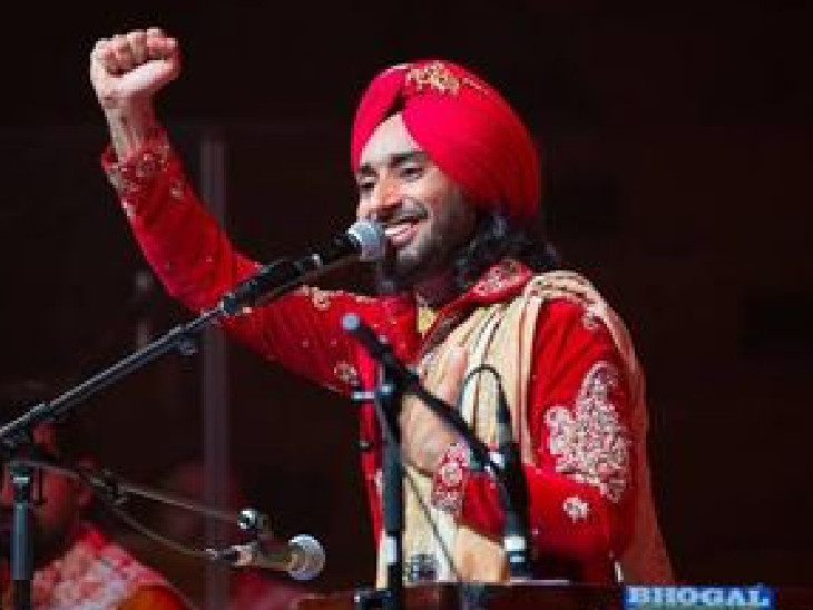 सतिंदर सरताज ने सूफी संगीत से पीएचडी.की डिग्री ली है।