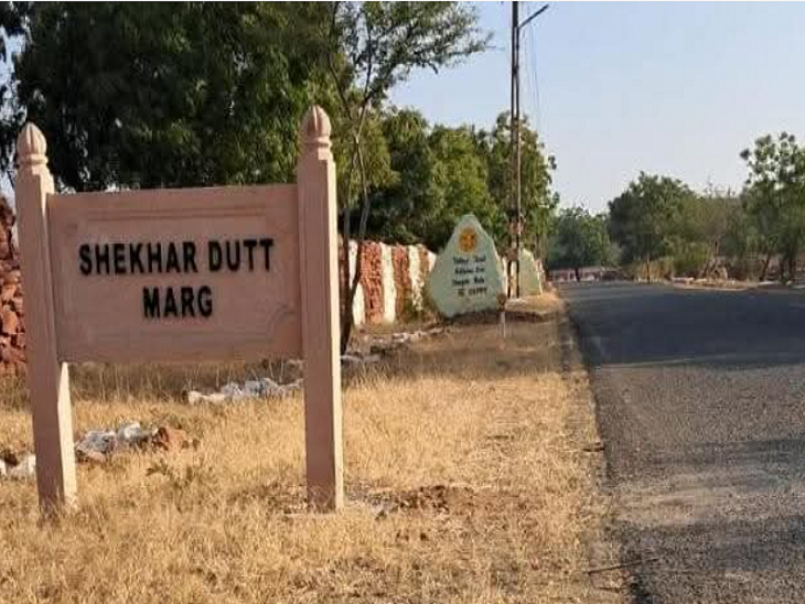 गुजरात की धारंगधारा इलाके में एक सड़क भी शेखर दत्त के नाम पर रखी गई है